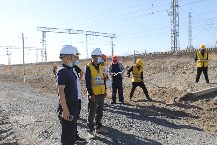 1630286389926302.jpg 郭书记在工地.JPG