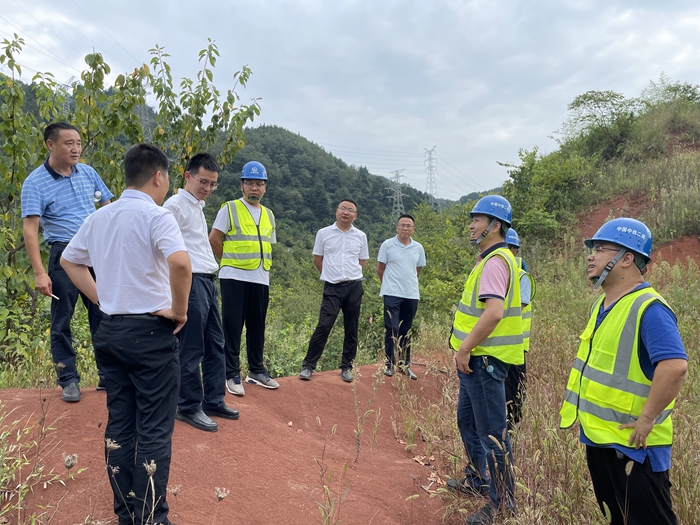 1631181539198376.jpg 调研组视察新添寨主所外电线路.JPG