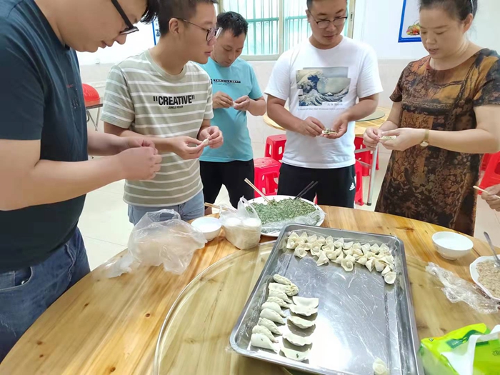 1632322202953627.jpeg 图二:包饺子.jpeg