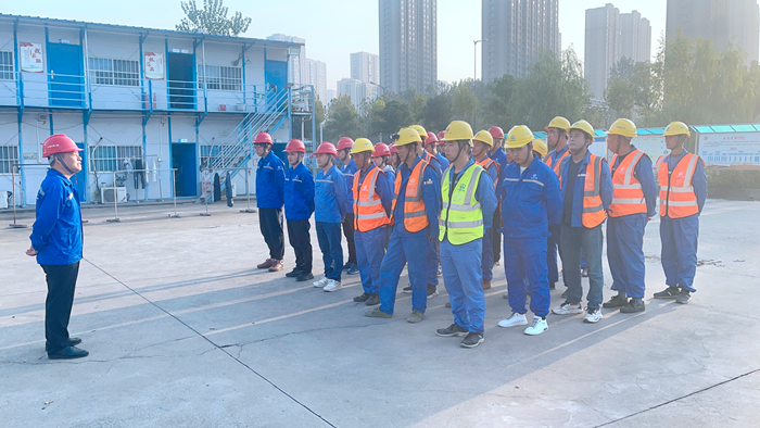 1635845765938824.png 图:早点名现场_副本.png