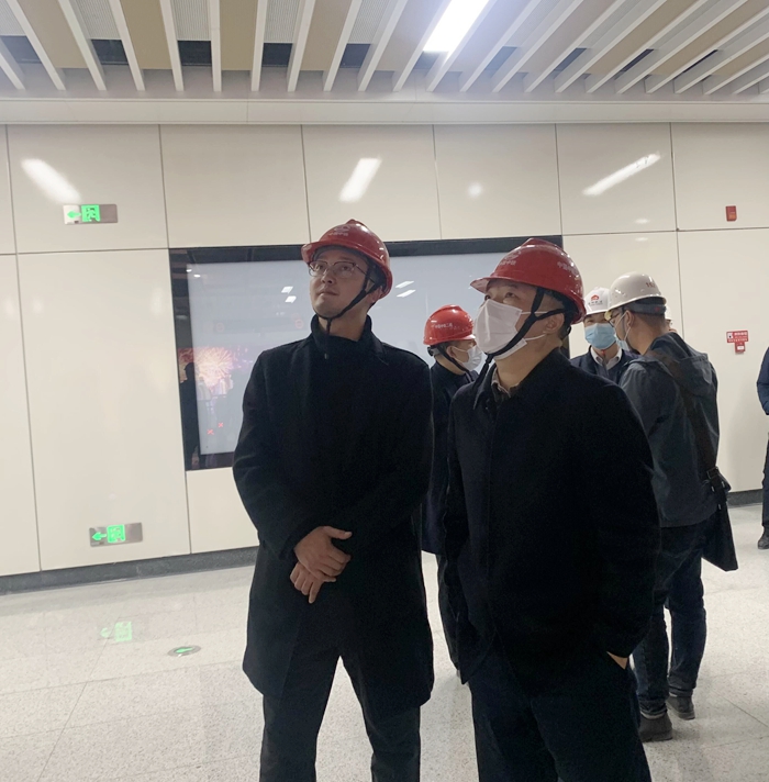 1639622633876342.jpg 图1:郭书记查看现场进度 - 副本.jpg