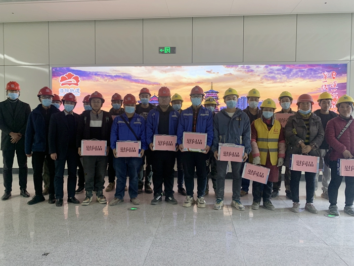 1639622673349762.jpg 图2:慰问现场 - 副本.JPG