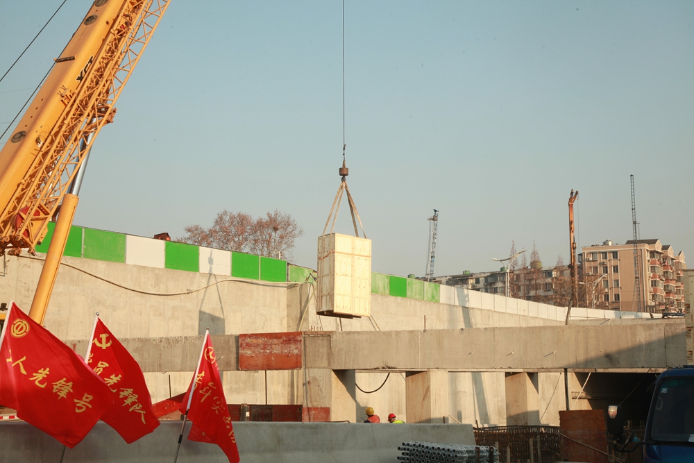 1640829252100048.jpg 吊装进入盾构坑现场.jpg