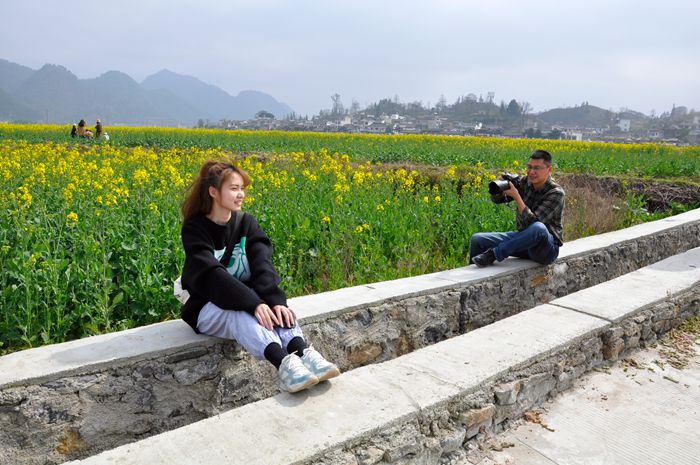 图二 师父给徒弟拍照 _副本.jpg