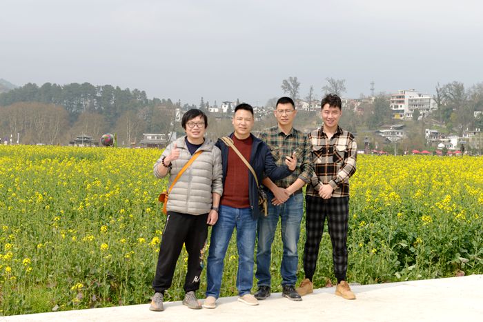 图三 周到服务的男同胞们_副本.jpg