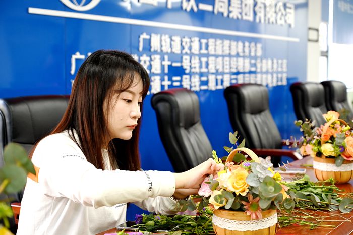 1646739358950227.jpg 图1:花艺创作中_副本.jpg