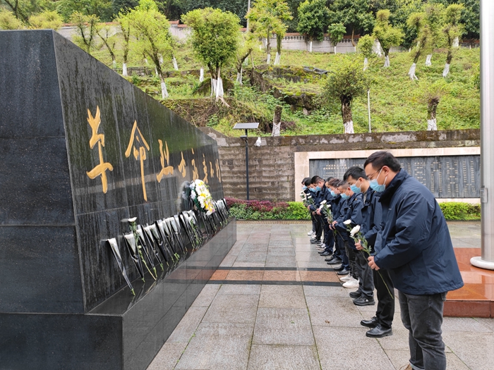 1648718717128036.jpg 图:缅怀革命英烈们 - 副本.jpg