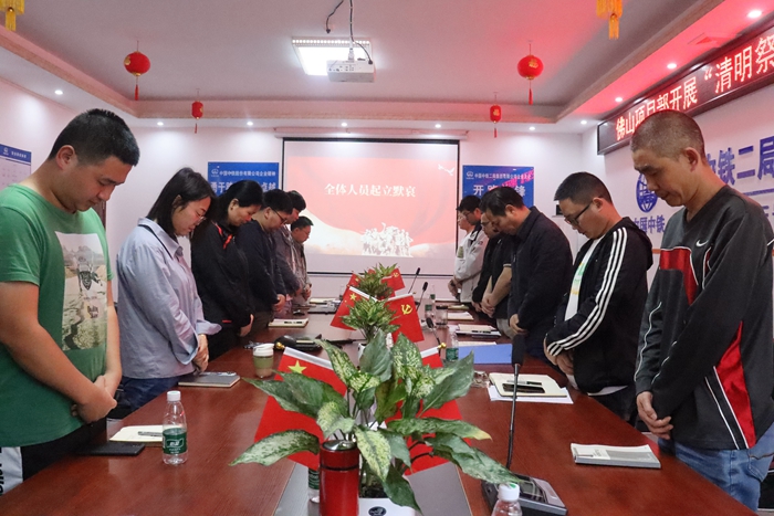 图1 项目部员工默哀 - 副本.jpg