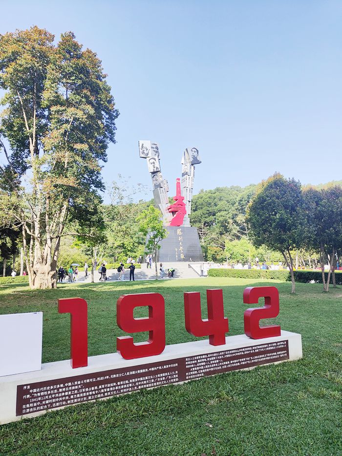 1649232866112024.jpg 图:纪念碑远景_副本.jpg