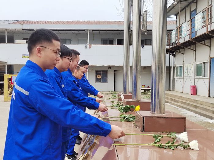 1649233690101851.jpg 图3:献花_副本.jpg