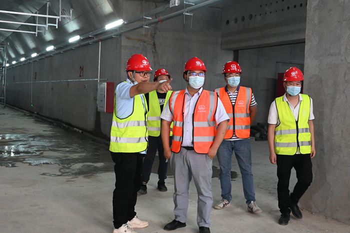 1649411696403379.jpg 图1:刘煜圣深入施工现场检查工作_副本.jpg