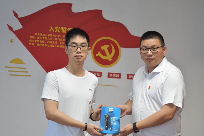 1656900520105457.jpg 图4:沈垒为获奖员工颁奖.JPG