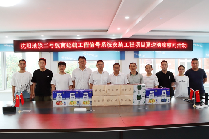 公司工会主席李良给员工夏送清凉 - 副本.JPG