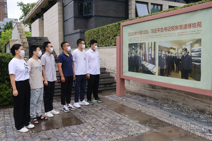 图一：在展版前学习领悟习近平总书记重要讲话_副本.jpg