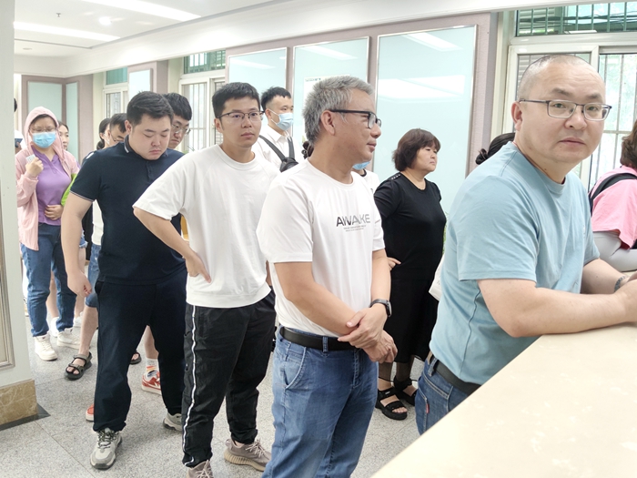 1689820158498006.jpg 图:排队体检现场_副本.jpg