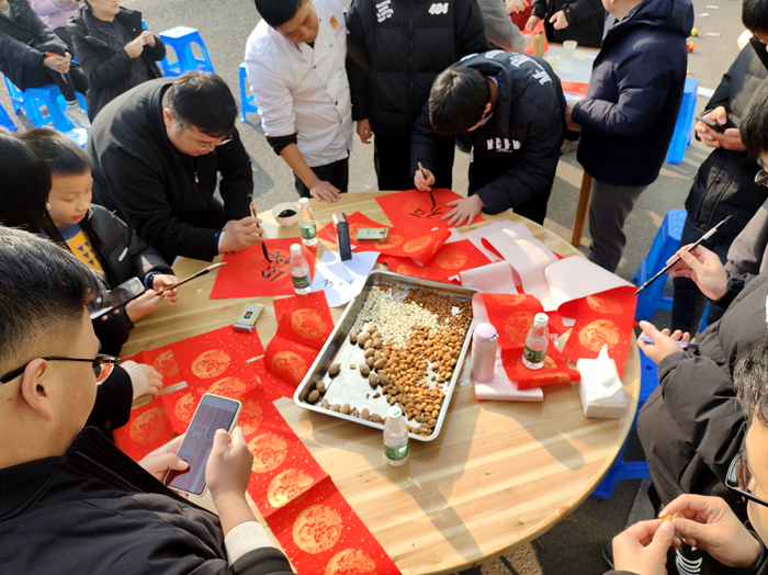 附图1.宁波8号线项目部员工写春联_副本.jpg