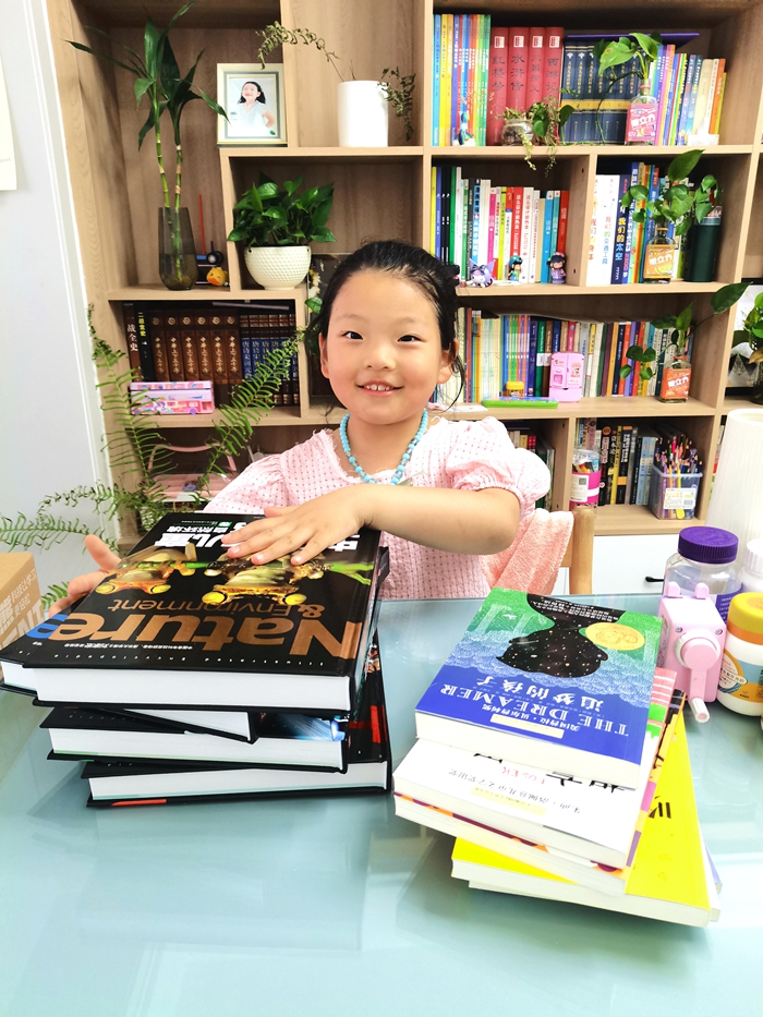 1716879397903194.jpg 图1:小朋友与慰问品合照.jpg