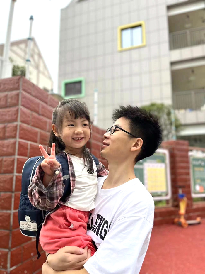 1716879417407166.jpg 图2:职工与子女团聚.jpg