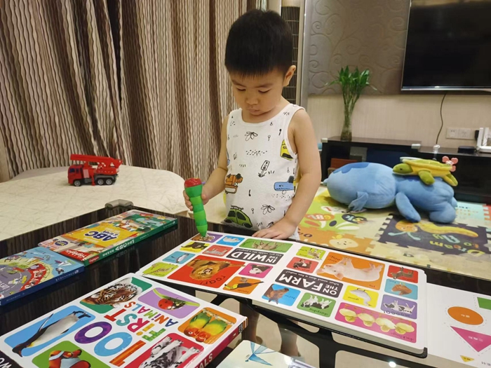 1716879868412631.jpg 图一:职工子女收到慰问品(舒昊 摄影).jpg