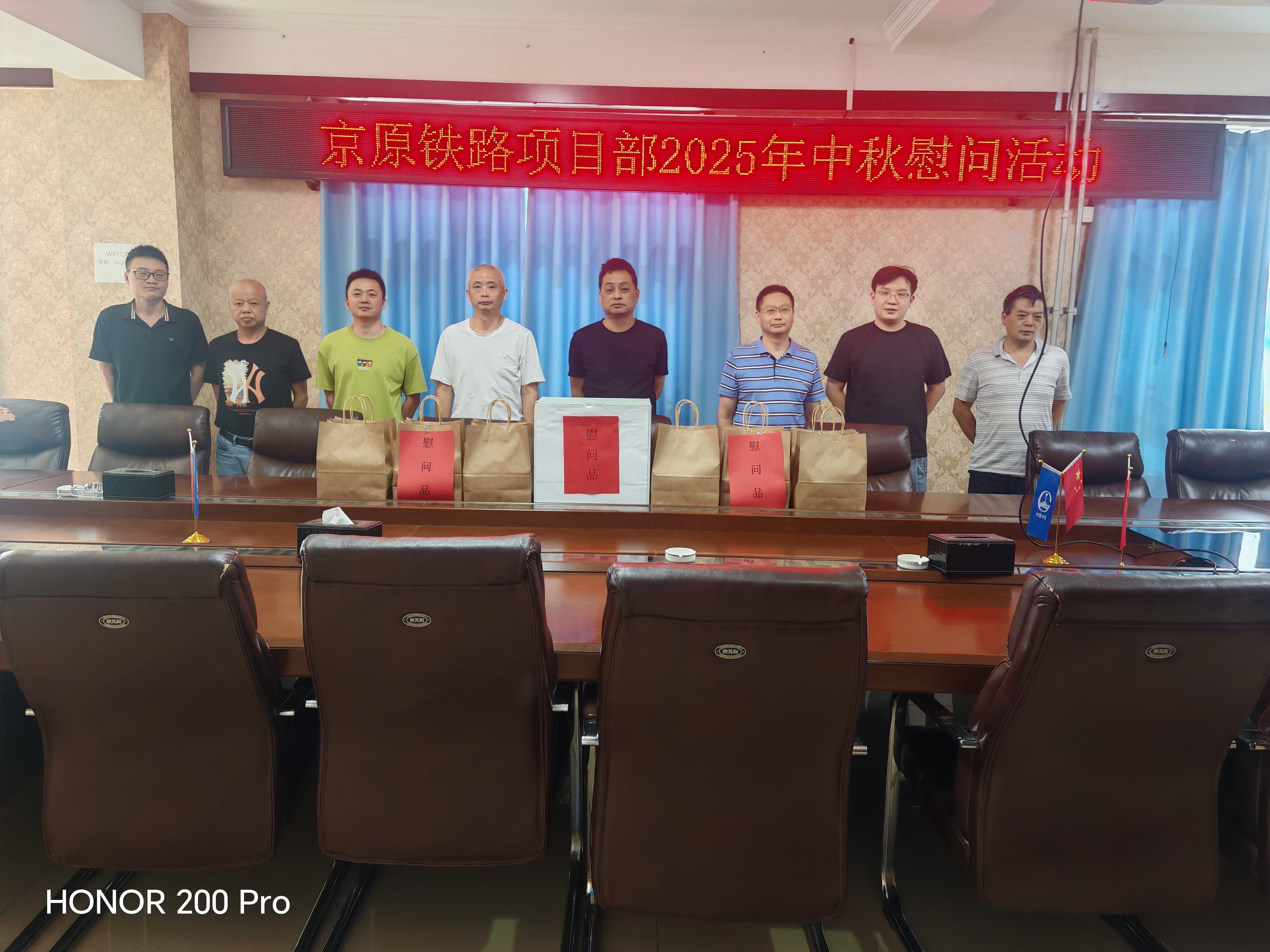 1761188679503041.jpg 图:合影.jpg