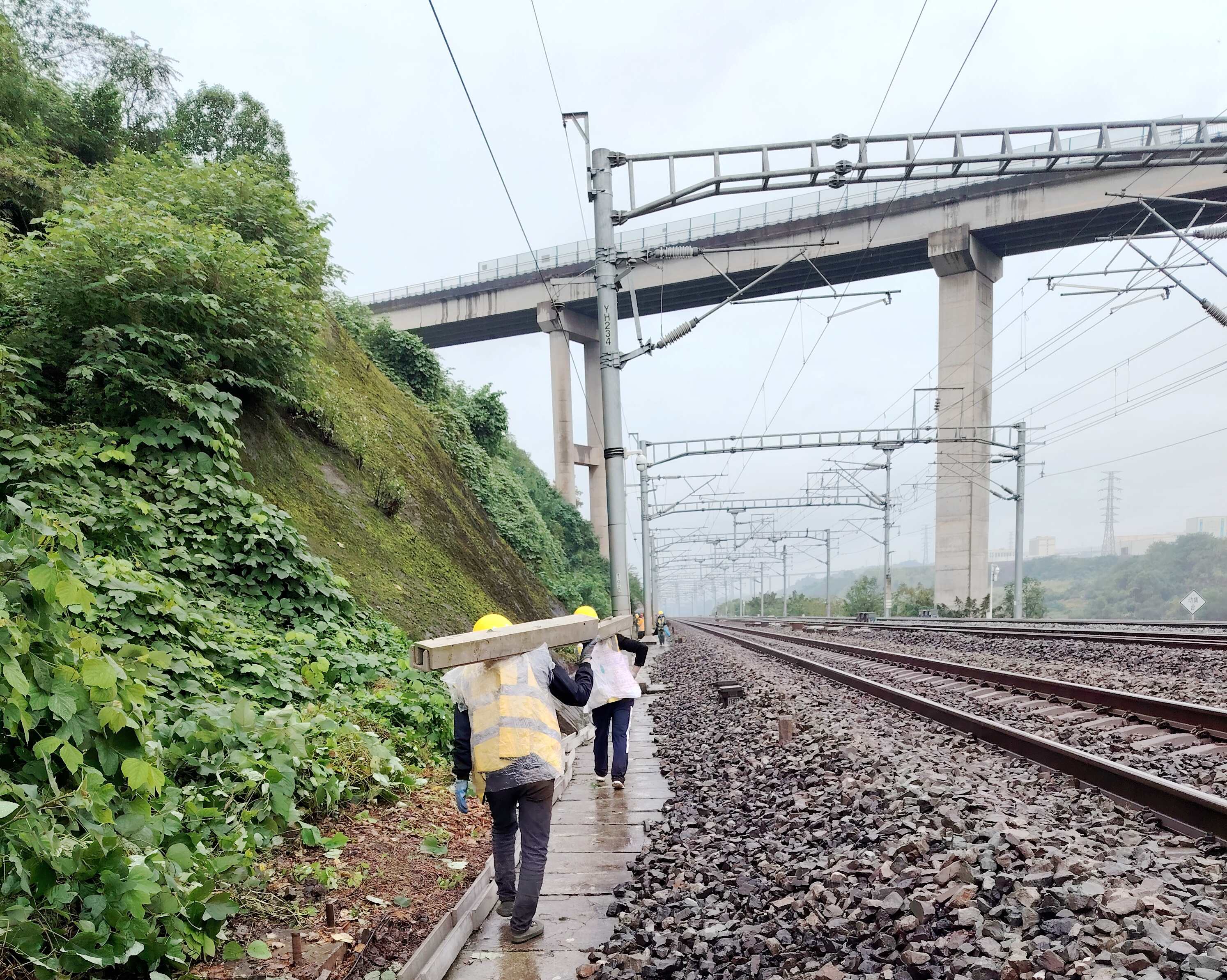 1761188891108009.jpg 图:电缆槽搬运2.jpg