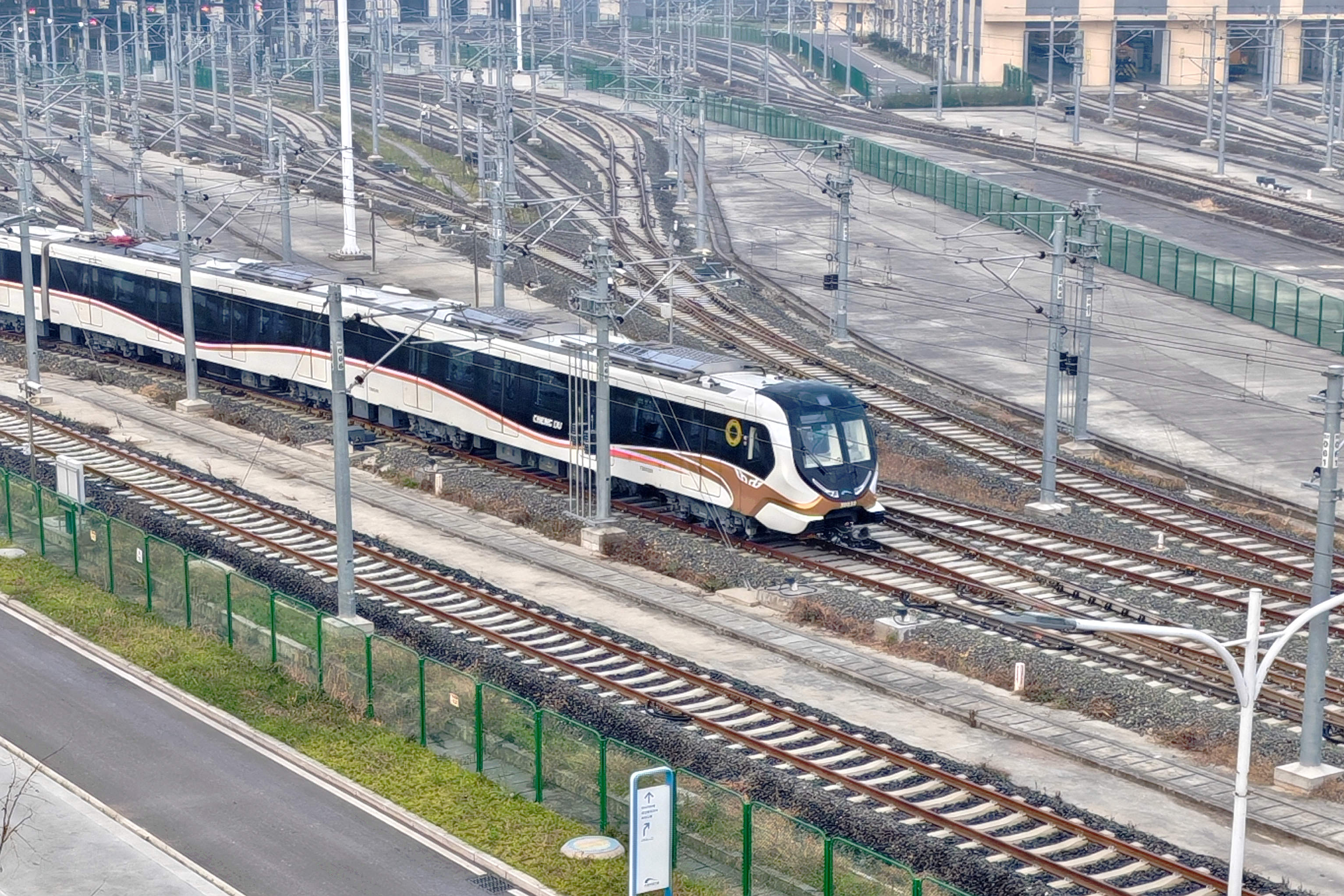 1765856358440086.jpg 1.成都30号线一期开通试运营始发列车.jpg